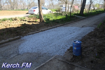 Новости » Общество: Керчанам дорогу перед домом засыпали щебнем