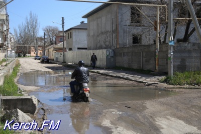 Новости » Общество: В Керчи вдоль домов течет канализация