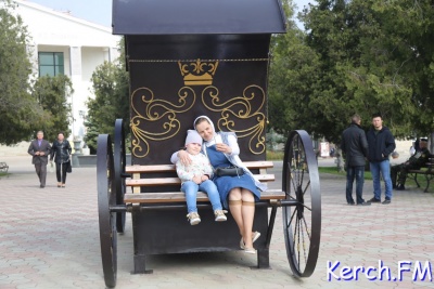 Новости » Общество: В сквере на Ленина в Керчи установили кованную карету