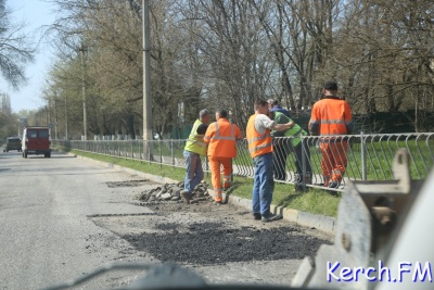 Новости » Общество: На Кирова в Керчи асфальтируют ямы