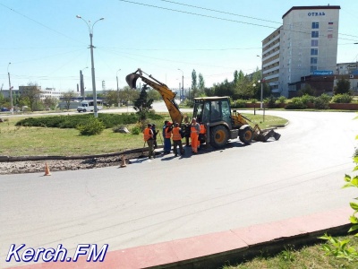 Новости » Коммуналка: В Керчи снова разрыли дорогу у кольца на КУОРе