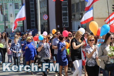 Новости » Общество » Культура: В первомайской демонстрации прошли власти Керчи, предприятия и модели