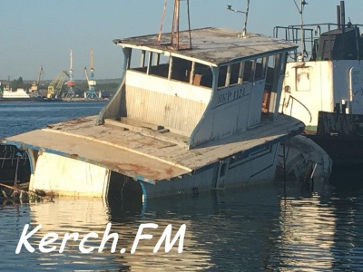 Новости » Общество: На морвокзале Керчи тонет старый катер