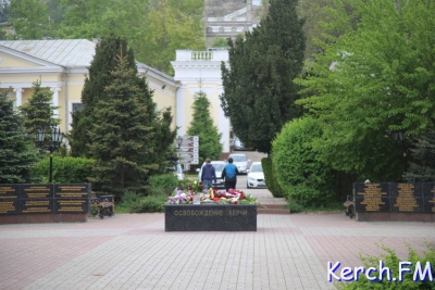 Новости » Общество: В разных частях Керчи прошли возложения цветов