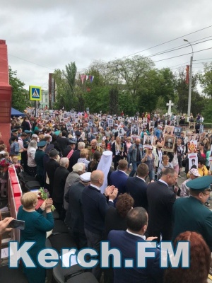 Новости » Общество: Керчане кричали «Спасибо Деду за Победу» в колонне «Бессмертного полка» (видео)