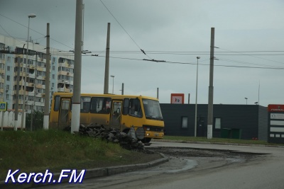 Новости » Общество: В Керчи сняли асфальт на повороте к шоссе Героев Сталинграда