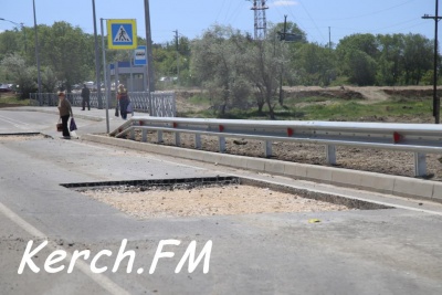 Новости » Общество: Из-за двух ям движение транспорта в Аршинцево осуществляется реверсивно