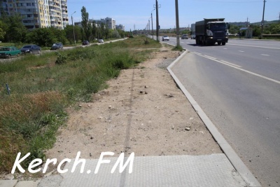 Новости » Общество: На Будённого в Керчи забыли доделать пешеходные дорожки