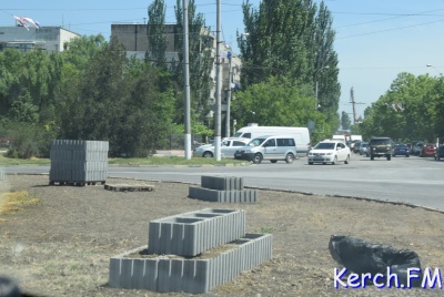 Новости » Общество: В Керчи на кольце около автовокзала установили клумбы