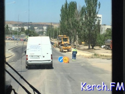 Новости » Общество: Причина огромной пробки в Аршинцево - асфальтируют пешеходную дорожку