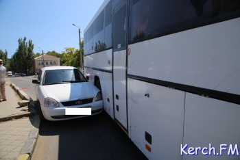 Новости » Криминал и ЧП: В Керчи рейсовый автобус «зажал» легковушку