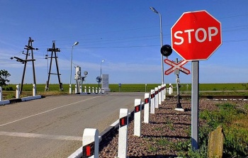 Новости » Общество: В Керчи сотрудники ГИБДД ловят нарушителей на ж/д переездах