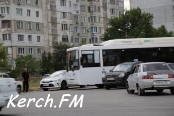 Новости » Общество: Легковушки в Керчи снова заблокировали выезд с остановки «Нефазу»