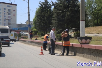 Новости » Общество: В Керчи осужденные снова убирали обочины дорог