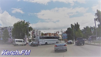 В Керчи из-за аварии автобуса и легковушки образовалась большая пробка