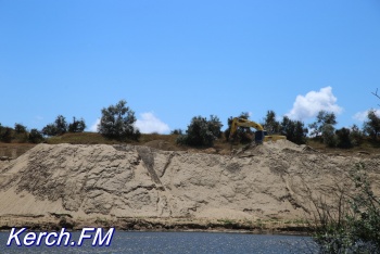 Масштабы растут: в Керчи продолжают добывать песок в канале у горпляжа