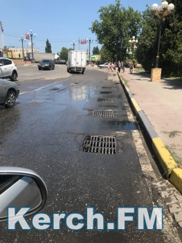 По проезжей части в Керчи течет канализация?