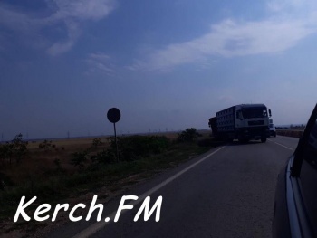 На Керченской трассе фура потеряла управление и выехала за пределы дороги
