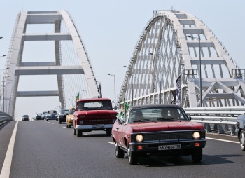 По Крымскому мосту проехали около 40 редких автомобилей