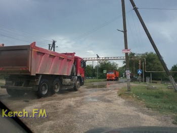 Фуры разбили дорогу в Приозерном под Керчью