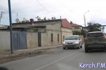 Керчане просят заасфальтировать яму на дороге по Чкалова