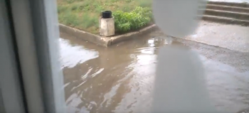 «Ливневка не справляется! Дети купаются в луже», - еще одно видео потопа в Керчи