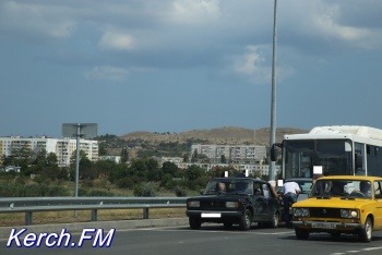На путепроводе по ШГС в Керчи столкнулись легковушки и «Нефаз»