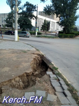 Из-за дождя на месте, где меняли водовод в Аршинцево, появилась яма