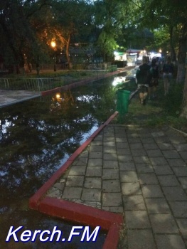 Дорожки на набережной Керчи стояли в воде после дождя