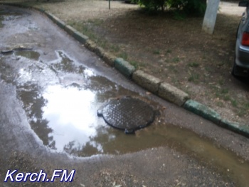 Вдоль жилого дома в Керчи течет канализация