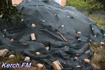 Кучу мусора от рухнувшего здания в Керчи накрыли сеткой