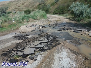 Дождь смыл асфальт с дороги в село под Керчью