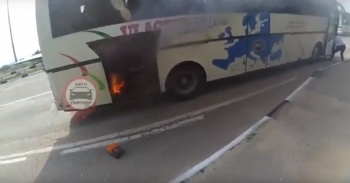 В Крыму на ходу загорелся автобус с пассажирами (видео)