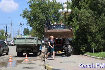 На Самойленко в Керчи устраняют прорыв канализации