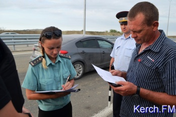 Судебные приставы Керчи ловили нарушителей перед въездом на Крымский мост