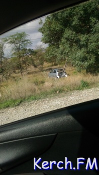 Вчера на выезде из Керчи иномарка вылетела с дороги