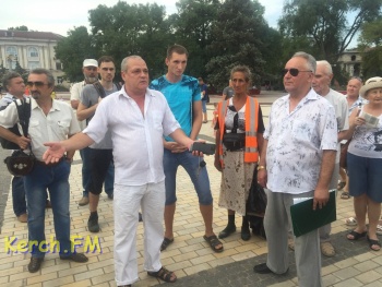 Три десятка керчан на встрече с керченским  депутатом охраняли 16 правоохранителей