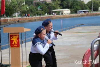 Над морем в Керчи торжественно подняли Андреевский флаг