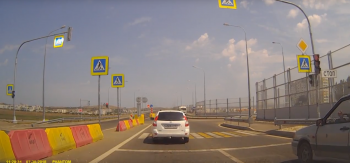 Надоело ждать: машина поехала на красный светофор на ШГС в Керчи