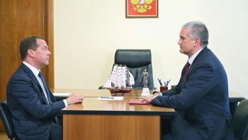 Аксенов рассказал Медведеву о курортном сезоне в Крыму