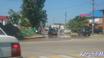 Новости » Общество: На Полевой в Керчи произошел порыв водовода