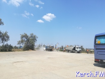 Новости » Общество: Дорогу на городской пляж Керчи «подлатали»