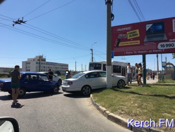 Новости » Общество: На Ворошиловском кольце в Керчи снова произошло ДТП