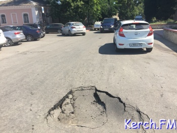 Новости » Криминал и ЧП: В Керчи на Театральной провалился асфальт