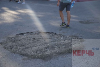 Новости » Общество: В Керчи засыпали яму на дороге по Театральной