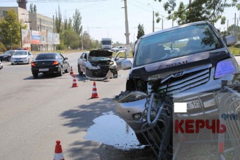 Новости » Криминал и ЧП: На Ворошиловском кольце – серьёзная авария с тремя авто