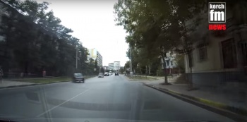 Опасный разворот: водитель «ВАЗа» на несколько секунд потерял управление