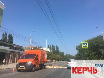 Новости » Общество: В Керчи в центре нанесли дорожную разметку