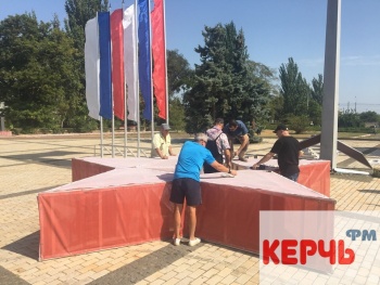 Новости » Общество: В центре Керчи устанавливают трибуну со звездой