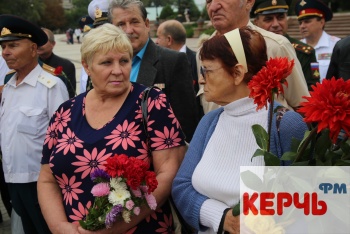 Новости » Общество: В Керчи к памятникам возложили цветы в годовщину присвоения звания «город-герой»